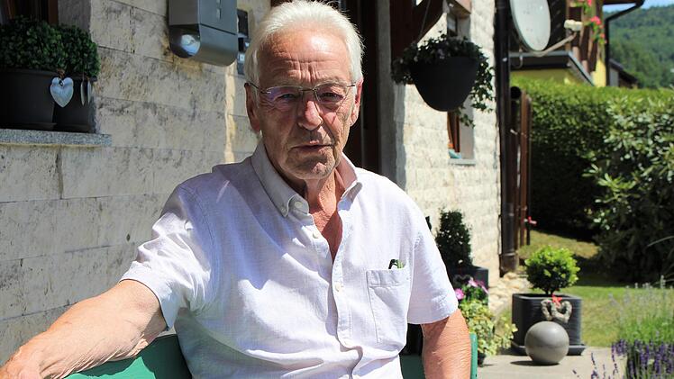 Werner Walter vor seinem Haus in Römershag. Hier kann er zukünftig den Ruhestand genießen. Foto: Julia Raab