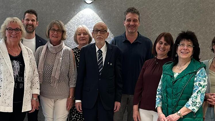 Interessierte Frauen setzten sich auf Einladung des VdK intensiv mit den Themen Hospiz und Palliativ auseinander. Im Bild (v.l.): Anna Ordmann, Lorette Wei&szlig;, Steve Metz, Maria B&ouml;rdlein, Therese Englert, Helmut Beck, Carsten Vetter, Alexandra Seufe...