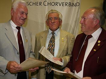 Ludwig Melzer, Willi Guldner und Otmar Föhr sind seit 60 Jahren aktive Sänger - und denken noch lange nicht ans Aufhören. Fotos: Sonja Adam