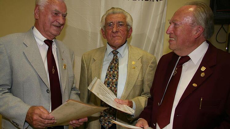 Ludwig Melzer, Willi Guldner und Otmar Föhr sind seit 60 Jahren aktive Sänger - und denken noch lange nicht ans Aufhören. Fotos: Sonja Adam