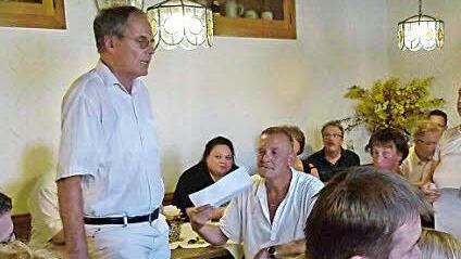 Daniela Reinfelder hatte zur Gründungsversammlung eingeladen - auch weil es Gerüchte um das Gaustadter Freibad gegeben hatte. Links Stadtwerke-Chef Klaus Rubach Foto: Marion Krüger-Hundrup