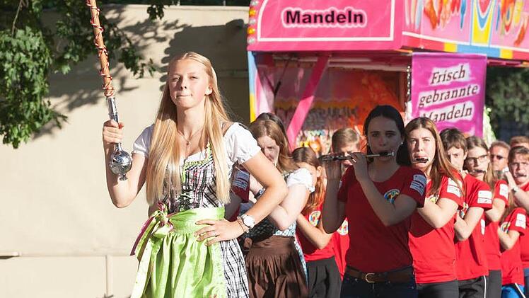 Der Spielmannszug der Feuerwehr führte den Kirchweihzug an. Foto: Claudia Doenitz