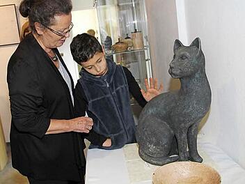 Künstlerin Margot Sühler mit ihrem Enkel Benjamin und einer ihrer Tierfiguren.