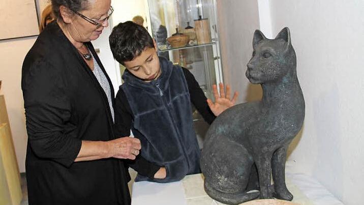 Künstlerin Margot Sühler mit ihrem Enkel Benjamin und einer ihrer Tierfiguren.