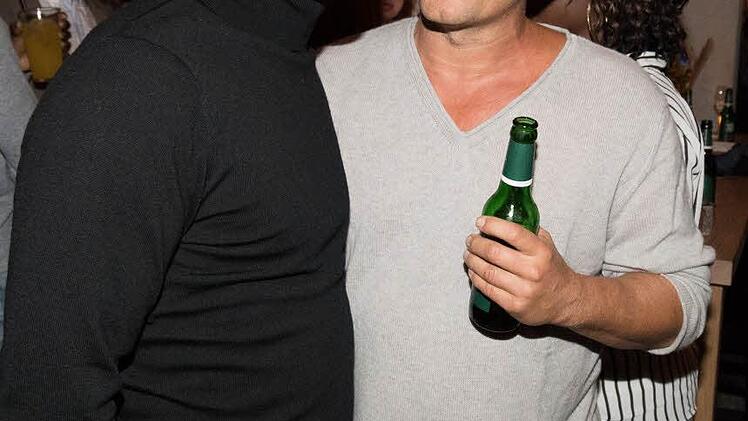 Til Schweiger und der ehemalige HSV-Trainer Bruno Labbadia (l) trinken am 02.11.2016 in Hamburg bei der Eröffnung des neuen Restaurants "Barefood Deli" von Schweiger ein Bier. Foto: Christian Charisius/dpa