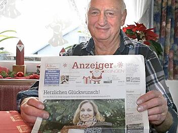 Otmar Weipert zeigt den Anzeiger von der vergangenen Woche - auf der Titelseite ist seine Karte zu sehen, mit der er den Hauptgewinn, einen Gutschein im Wert von 1000 Euro vom Opti Einrichtungshaus, gewonnen hat. Foto: Anja Vorndran