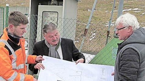 Heiko Klinger, Landrat Klaus Peter Söllner und Michael Beck (von links) an der Verdichterstation mit Fackel und Analysenschrank. Foto: Werner Reißaus.