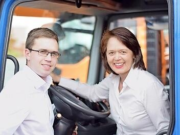 Die dritte und vierte Generation im Familienunternehmen Seger Transporte: Christine Seger mit ihrem Sohn Kilian. Foto: Lisa Seger