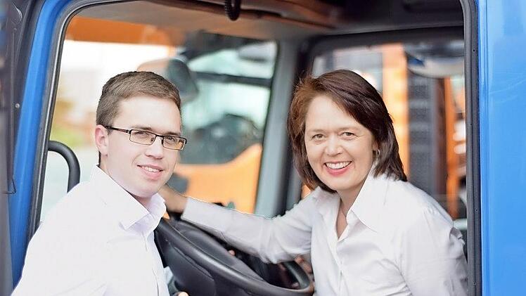 Die dritte und vierte Generation im Familienunternehmen Seger Transporte: Christine Seger mit ihrem Sohn Kilian. Foto: Lisa Seger