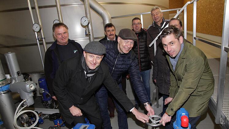 Bürgermeister Torsten Gunselmann und der Verbandsvorsitzende, Eggolsheims Bürgermeister Claus Schwarzmann, machten am Hochbehälter in Stiebarlimbach die Schieber auf. Von dort wird mittels einer Druckerhöhung das Frischwasser in das höher gelegene Schnaid gepumpt. Foto: Mathias Erlwein