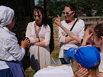 Die Besucher lernen, wie fr&uuml;her W&auml;sche gewaschen wurde.  Foto: Michael V&ouml;lkel