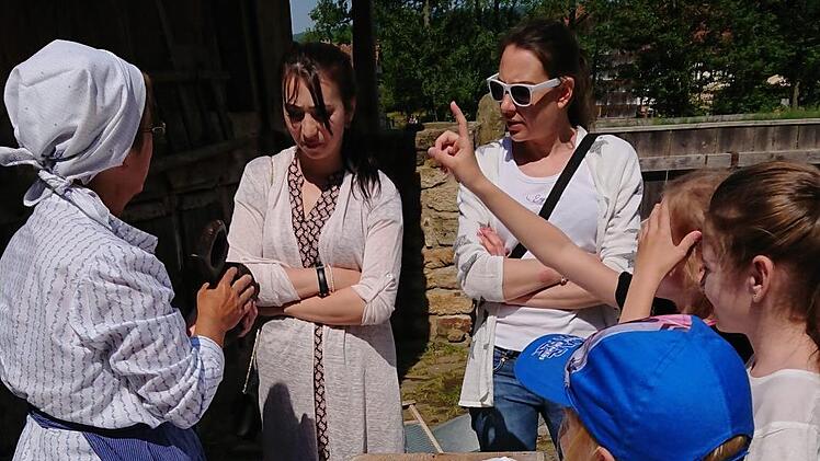 Die Besucher lernen, wie fr&uuml;her W&auml;sche gewaschen wurde.  Foto: Michael V&ouml;lkel