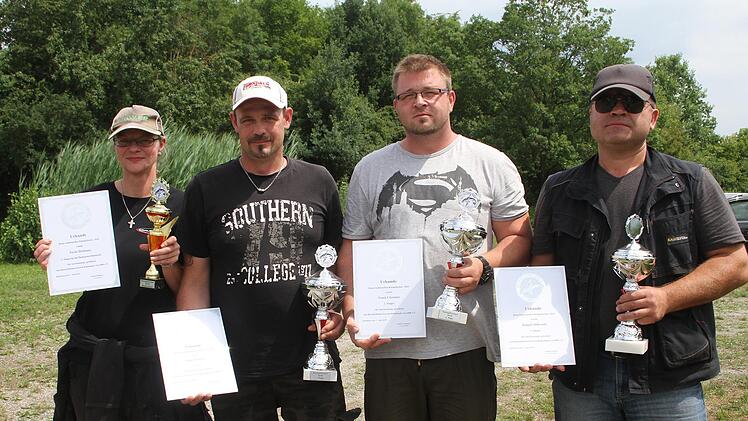 Die besten Fischer beim Bezirksfischen am Oberauhof (von links): Nicole Hofmann, Marko Schwab, Christian Noack und Aleksandr Kappel.  Foto: Sonny Adam