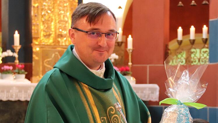 Pfarrer Jaroslaw freut sich über den Bierkrug, den er zum Abschied bekommen hat.  Foto: Johanna Blum