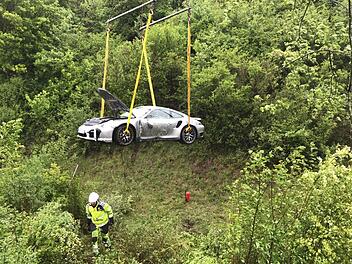 Auf der Rh&ouml;nautobahn bei Oberthulba ist am Montagmittag dieser Porsche verungl&uuml;ckt.  Foto: Marcus Gerner