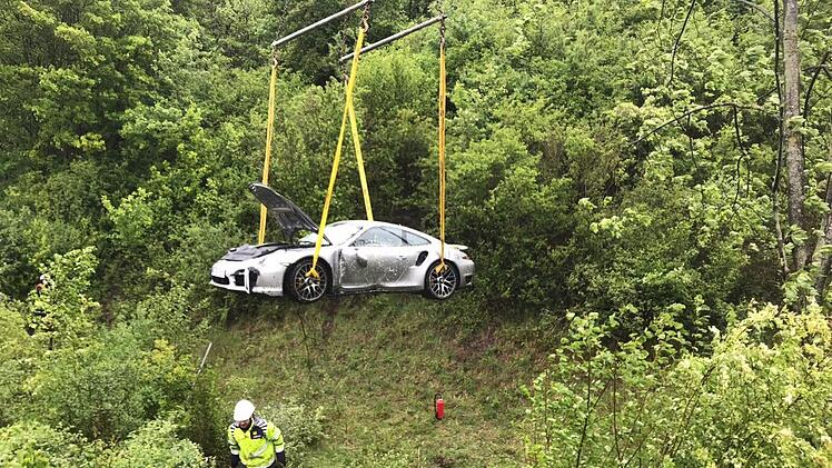 Auf der Rh&ouml;nautobahn bei Oberthulba ist am Montagmittag dieser Porsche verungl&uuml;ckt.  Foto: Marcus Gerner