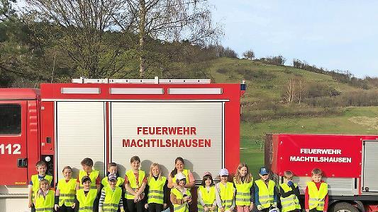 Die Kinder mit ihren neuen Warnwesten