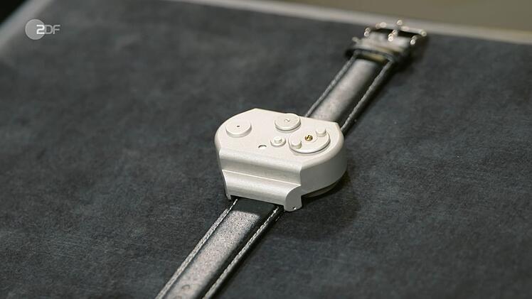 Eine mechanische Armband-Kamera im Aluminiumgehäuse von Minox aus den 1990er Jahren wurde damals nur auf Bestellung gefertigt. Gewünscht wurden 500 Euro, Detlev Kümmel taxierte zwischen 400 und 600 Euro. Nach einigen Geboten erhielt Fabian Kahl bei 450 Euro den Zuschlag.