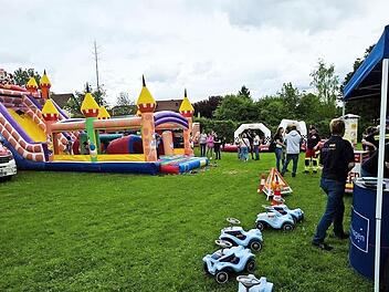 Abwechslung war in Thuisbrunn geboten. Rettungsorganisationen pr&auml;sentierten ihre Ausr&uuml;stung und das H&uuml;pfburgfestival lockte besonders die Kinder an.