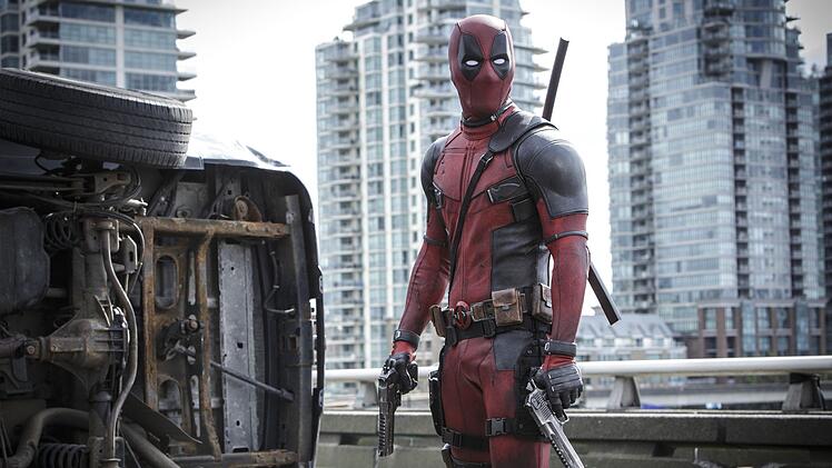 F&uuml;r alle F&auml;lle bewaffnet: Deadpool (Ryan Reynolds) geht nicht ohne Handfeuerwaffen und Schwerter aus dem Haus.