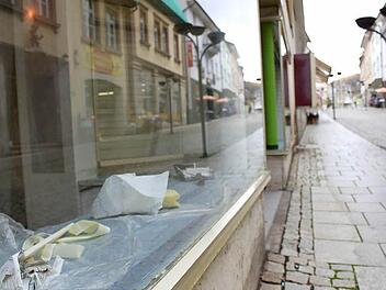 Hinter diesem Schaufenster tut sich etwas: Am 12. November wird das Modegeschäft Edoos Fashion von der Judengasse ins ehemalige Tattoo Studio neben dem griechischen Restaurant umziehen. Foto: Ulrike Müller