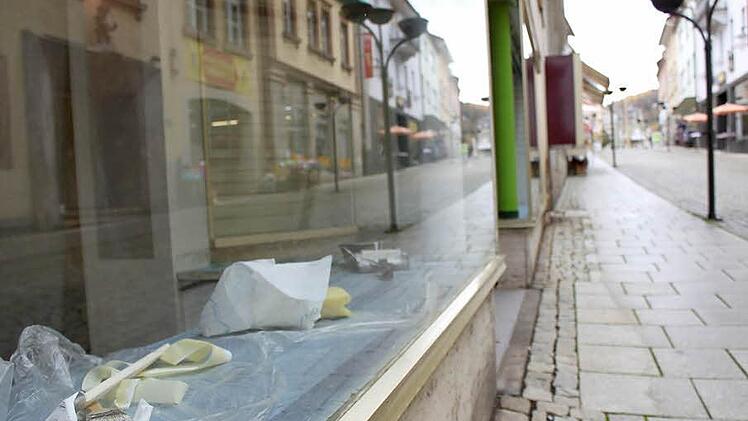 Hinter diesem Schaufenster tut sich etwas: Am 12. November wird das Modegeschäft Edoos Fashion von der Judengasse ins ehemalige Tattoo Studio neben dem griechischen Restaurant umziehen. Foto: Ulrike Müller