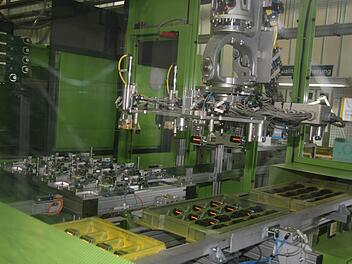 Spulen, die mit Kunststoff umspritzt werden, sind anspruchsvolle Bauteile, denn die pneumatischen Funktionen der Spulen dürfen nicht beeinträchtigt werden.