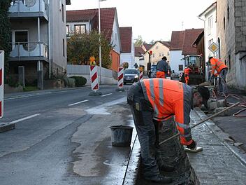 Auch die Entwässerungsrinnen entlang der Waldfensterer Ortsdurchfahrt werden saniert.  Foto: Gabriele Sell