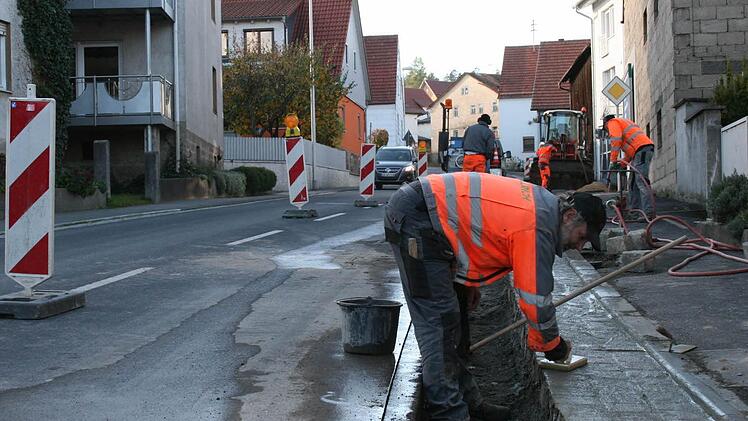 Auch die Entwässerungsrinnen entlang der Waldfensterer Ortsdurchfahrt werden saniert.  Foto: Gabriele Sell