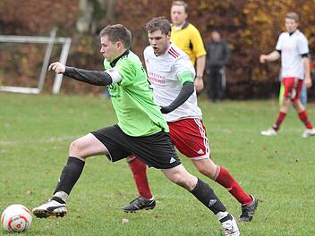 Knapp war bereits das Hinspiel zwischen dem SC Stettfeld und dem VfR Hermannsberg-Breitbrunn. Die Stettfelder um Kapitän Christopher Hümmer (links), der energisch an seinem Gegenspieler David Frank vorbeizieht, gewannen mit 1:0. Foto: Archiv