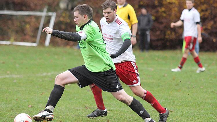 Knapp war bereits das Hinspiel zwischen dem SC Stettfeld und dem VfR Hermannsberg-Breitbrunn. Die Stettfelder um Kapitän Christopher Hümmer (links), der energisch an seinem Gegenspieler David Frank vorbeizieht, gewannen mit 1:0. Foto: Archiv