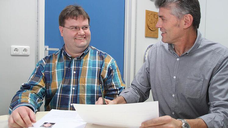 Oliver Beyer (links) übt mit dem Kulmbacher Logopäden Günter Hild auch Bewerbungsgespräche. Nach einem schweren Schädel-Hirn-Trauma musste das Sprechen neu lernen. Foto: Dagmar Besand