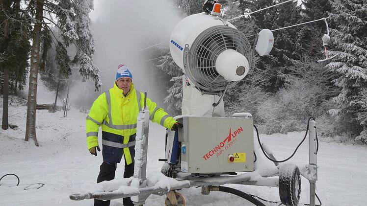 Ulli Flurschütz macht Schnee, damit am Wochenende auch der Große Lift in Betrieb gehen kann. Foto: Rainer Lutz