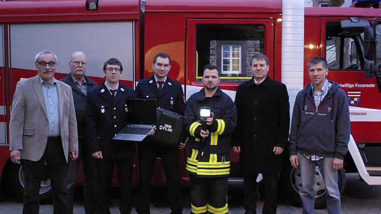 Mit einer Vorführung der Neuanschaffung dankte die Feuerwehr Elfershausen den maßgeblichen, privaten Sponsoren (Foto) für ihre Unterstützung beim Kauf einer Wärmebildkamera.  Foto: Winfried Ehling