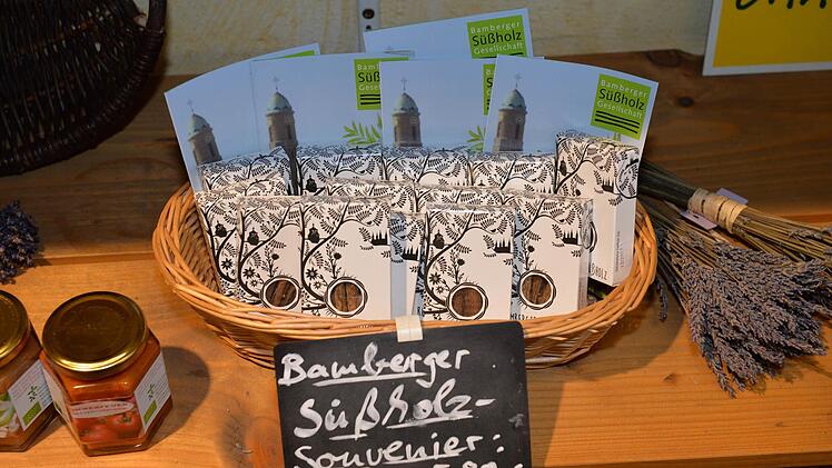 Die Größe einer Zigarettenschachtel haben die Päckchen der Süßholz-Gesellschaft mit Wurzelstücken von Süßholz. Foto: Ronald Rinklef