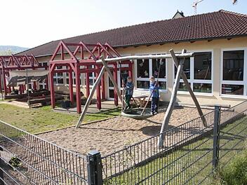 Die Pergolen vor dem Kindergarten sollen weg. Das gesamte Gebäude soll in einem Zug generalsaniert werden. Foto: Josef Hofbauer