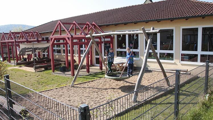 Die Pergolen vor dem Kindergarten sollen weg. Das gesamte Gebäude soll in einem Zug generalsaniert werden. Foto: Josef Hofbauer