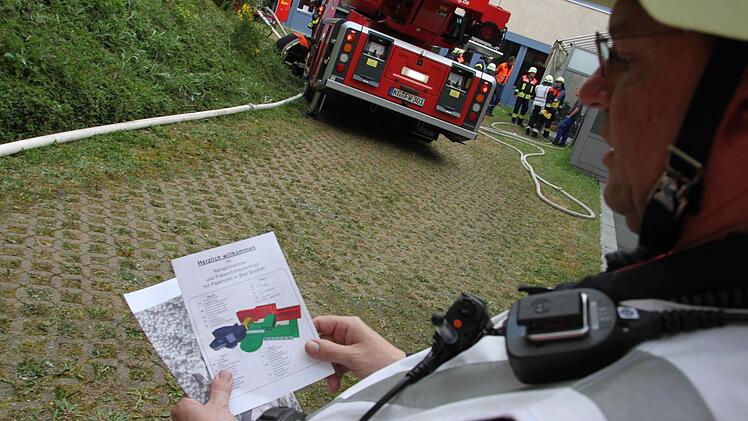 Harald Albert mit einem Übersichtplan des Reha-Zentrums. Foto: Paul Ziegler