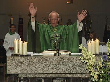 In schlichter Form feierte Pfarrer Norbert Reinwand den Sonntagsgottesdienst als offizielles Ende seines Wirkens in Ebenhausen, Eltingshausen, Oerlenbach und Rottershausen. Foto: Stefan Geiger