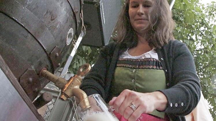 Bürgermeisterin Christiane Meyer zapfte beim Ebermannstadter Altstadtfest das erste Fass Festbier an. Auf das traditionelle "Oogschdochn is" verzichtete sie aber. Foto: Josef Hofbauer