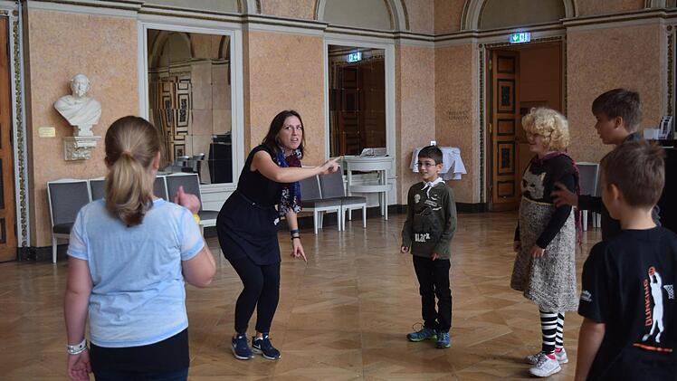 Türöffnertag im Landestheater Coburg: Luca Pauer beim Warm Up mit Kinder.Foto: Daniela Pondelicek