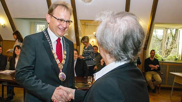 Als &auml;ltestes anwesendes Gemeinderatsmitglied vereidigte Helga M&uuml;ck (Freie W&auml;hler) Bernd Rebhan (CSU) am Dienstagabend als neuen B&uuml;rgermeister der Marktgemeinde K&uuml;ps. Foto: Marian Hamacher
