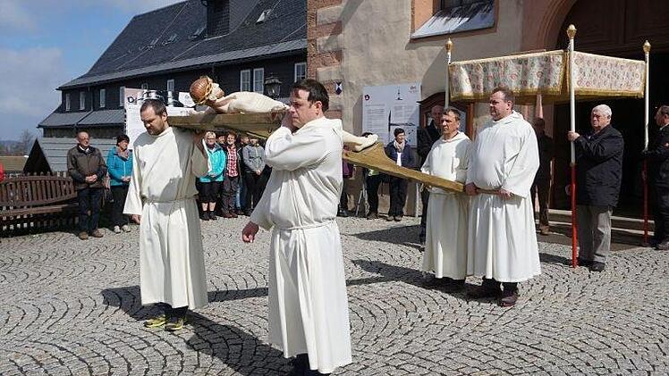 Das Kreuz wurde beim Hochfest Kreuzauffindung in der Prozession um die Klosterkirche getragen. Gefeiert wurde das Fest mit einem Pontifikalamt mit Bischof Friedhelm Hofmann.  Foto: Marion Eckert