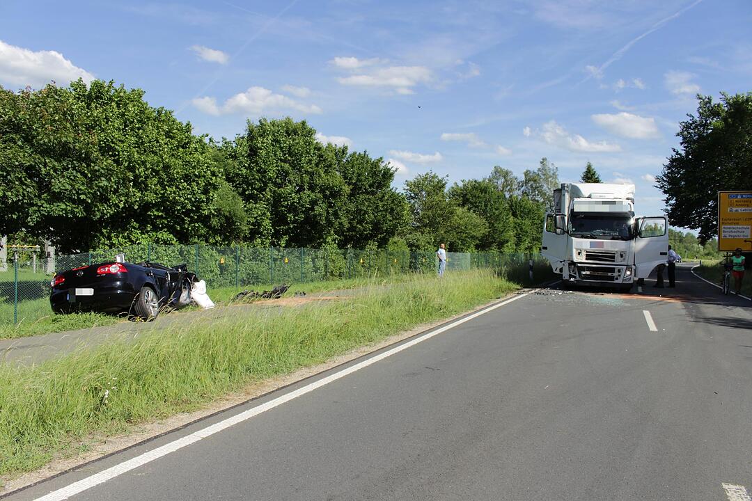 Schwerverletzter bei Frontalzusammensto§ - Autofahrer Ÿbersieht bei †berholmanšver entgegenkommenden Lkw