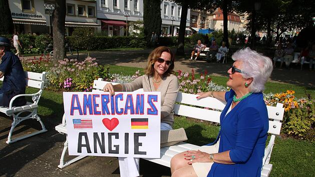 Die Amerikaner lieben Angie, steht auf dem Plakat, das Kimberley Summers mitgebracht hatte. Sie war mit Renate N&auml;gele vor Ort, die Innenminister Herrmann gerne nach dem F&uuml;nf-Sterne-Hotel f&uuml;r Bad Kissingen gefragt h&auml;tte. Fotos: Heike Beudert