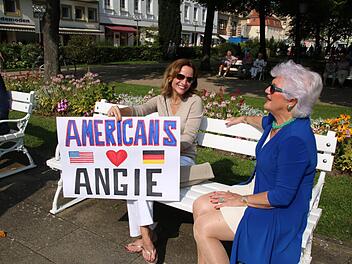 Die Amerikaner lieben Angie, steht auf dem Plakat, das Kimberley Summers mitgebracht hatte. Sie war mit Renate Nägele vor Ort, die Innenminister Herrmann gerne nach dem Fünf-Sterne-Hotel für Bad Kissingen gefragt hätte. Fotos: Heike Beudert