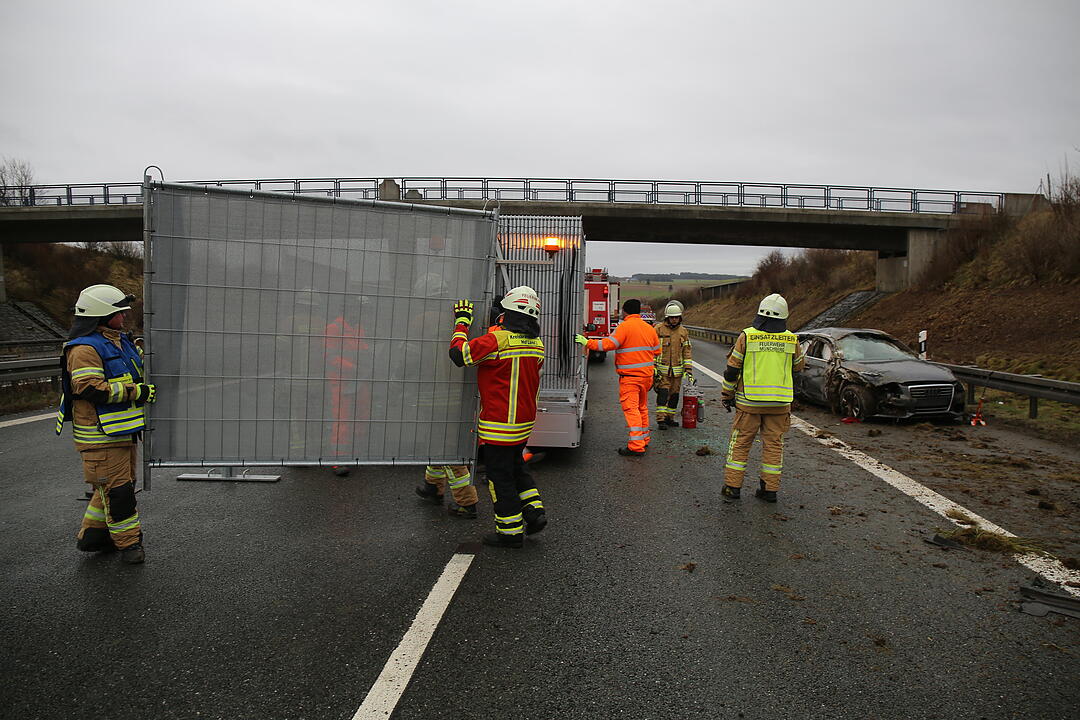 Unfall auf der A9: Familie mit Säugling schwer verletzt