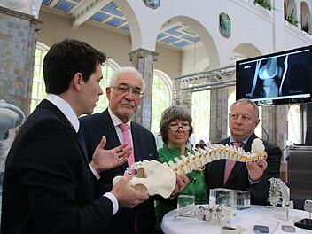 Oberarzt Marco Amann (von links) informiert Regierungspräsident Paul Beinhofer, Vorsitzende Eva Maria Roer und Landrat Thomas Bold über das Leistungsspektrum des Orthopädischen Krankenhauses Werneck. Foto: Ralf Ruppert