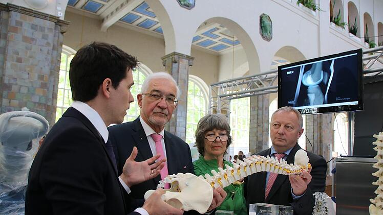 Oberarzt Marco Amann (von links) informiert Regierungspräsident Paul Beinhofer, Vorsitzende Eva Maria Roer und Landrat Thomas Bold über das Leistungsspektrum des Orthopädischen Krankenhauses Werneck. Foto: Ralf Ruppert
