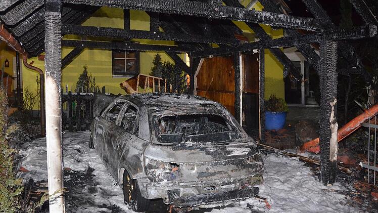 Mit rund zehn Fahrzeugen rückten am Montagabend die Feuerwehren und der Rettungsdienst zu einem Brand in Oerlenbach aus.  Foto: Peter Rauch